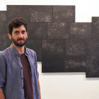 Salim Malla posa junto a una de sus últimas obras en la Galería Javier Silva.-MIGUEL ÁNGEL SANTOS / PHOTOGENIC
