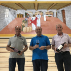 Los hermanos Benito, frente al mural recién inaugurado en Bodegas Briego, con sus vinos Infiel y Tiempo.-