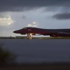 Un bombardero de EEUU se prepara para despegar de la base de Andersen, en la isla de Guam, el 23 de septiembre.-AP
