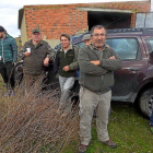 En la foto, Gregorio Sandonís, el hombre que encontró la liebre con mixomatosis, junto a otros cazadores.-E. M.