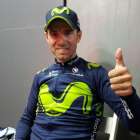 Alejandro Valverde saluda tras su triunfo en Arrate, que le sitúa líder de la Vuelta al País Vasco.-MOVISTAR TEAM