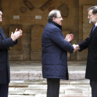 El presidente del Gobierno, Mariano Rajoy saluda al presidente de la Junta, Juan Vicente Herrera durante su visita a León. Tras ellos, el alcalde, Antonio Silván-ICAL