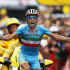 El ciclista italiano Vincenzo Nibali del Astana se impone en la 19ª etapa del Tour de Francia que se disputa hoy, 24 de julio de 2015 entre las localidades de Saint-Jean-de-Maurienne y La Toussuire-Les Sybelles.-Foto: EFE