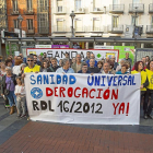 Participantes en la concentación por la sanidad pública universal en la plaza de Fuente Dorada (Valladolid).-T. SANCHO (PHOTOGENIC)