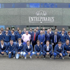 Jugadores, técnicos y directivos posan junto al patrocinador principal en Queserías Entrepinares.-J. M. LOSTAU