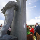 Zapatero, junto al ‘Hito de la Memoria’ situado en la localidad leonesa de Benllera.-ICAL