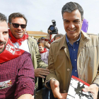 Luis Tudanca, Óscar Puente y Pedro Sánchez pasean por las calles de Villalar de los Comuneros, ayer.-J.M. LOSTAU