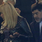 Maradona y su pareja en el Santiago Bernabéu viendo el partido Real Madrid - Nápoles.-REUTERS / SUSANA VERA