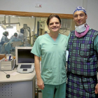 UN CARDIÓLOGO BURGALÉS AL FRENTE. El cardiólogo burgalés Ignacio Amat Santos (en la imagen superior izquierda, con gorro, junto al doctor Rodes Cabau) lidera el estudio en el que participan otros dos centros españoles para implantar el dispositivo V-Wave -ICAL