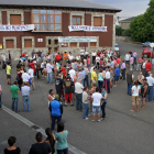 Los vecinos de Quintana del Castillo (León) se concentran ante el ayuntamiento-Ical
