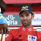 Alejandro Valverde celebra su victoria en la sexta etapa de la Vuelta y el liderato, en el podio de La Zubia.-Foto: AFP / JOSÉ JORDÁN