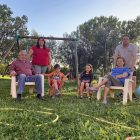 Emilio y Chelo, sentados con sus nietos David e Irene en su casa de Benafarces, junto a su hija Susana y su yerno Toño. E.M.