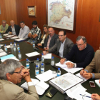 El delegado territorial de la Junta, Luis Domingo González (D), se reúne con los alcaldes de la zona minera palentina para abordar medidas para el plan de ayudas-ICAL