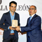 Pedro Pisonero, director general de Iberaval, entrega el premio a Daniel Pardo.-J. M. LOSTAU