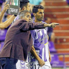Paco Herrera da instrucciones a Javi Moyano, durante un partido de Liga.-J.M. LOSTAU