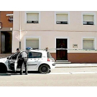 Una patrulla de la Guardia Civil a los pocos minutos de la aparición de Cecilio Calderón muerto en su domicilio.-LA 8