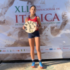 Andrea Jaén con el trofeo en Itálica. / CAV