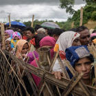 Refugiados rohingya esperando la ayuda médica en el campo de refugiados de Balukali, en Bangladés.-AFP