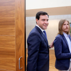 El portavoz popular Raúl de la Hoz junto al portavoz de Podemos Fernández al término del discurso de Herrera en el Debate de política general en las Cortes.-ICAL