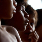 Niños del pueblo indígena guaraní de Brasil. Esta comunidad lleva años soportando la marginación, el desplazamiento forzado y los ataques de los terratenientes.-DARIO LOPEZ-MILLS