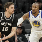 Pau Gasol, en acción, ante David West, en el cuarto partido de la eliminatoria-WILLIAM ABATE (EFE)