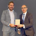 Pedro Pisonero, director general de Iberaval, entrega el premio a Pablo Pérez.-J. M. LOSTAU