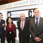 El presidente de la Diputación de Valladolid, Jesús Julio Carnero, entrega la distinción de Alcaides de Honor 2015 a Manuel Fariña, Pilar Molestina y José Ribagorda, en el Museo del Vino de Peñafiel-Ical