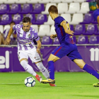 Jose intenta regatear a Ruiz de Galarreta en el partido frente al Barça B.-J.M. LOSTAU