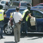 Varios mossos se llevan cajas con material incautado en el Hotel Arrahona de Sabadell.-EFE / ANDREU DALMAU