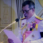 Captura de vídeo del momento en que Vajiralongkorn responde a la invitación para ascender al trono, pronunciada por el presidente de la Asamblea Legislativa, en Bangkok, este jueves.-AP