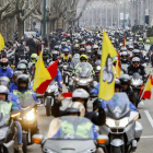 El Desfile de Banderas recorre Valladolid con miles de moteros en su ruta por el paseo Zorrilla.-J.M. LOSTAU