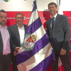José Antonio Pérez y Felipe Sanz, de la federación de peñas del club, junto al presidente Carlos Suárez-LaLiga
