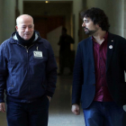 El procurador de Izquierda Unida, José Sarrión, junto al portavoz de la Plataforma por la Sanidad Pública, Luis Ocampo.-ICAL