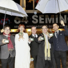 Javier Tolentino, Najwa Nimri, Luis San Narciso, Pedro Olea y Alejandro Amenábar con sus galardones frente al Teatro Calderón.-J.M. LOSTAU