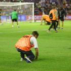 Los trabajadores del Real Valladolid intentar arreglar el césped en el descanso.-MIGUEL ÁNGEL SANTOS