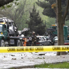 Miembros de las Fuerzas de Seguridad afganas acordonan el lugar donde se ha producido un atentado suicida con bomba al paso de un convoy de la misión de la OTAN en Kabul-EFE / ARCHIVO