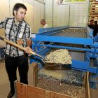 Demostración del funcionamiento de una máquina de biomasa.-J. M. Lostau