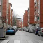 Una de las calles del barrio Cuatro de Marzo con los bloques de viviendas que son característicos-J. M. Lostau