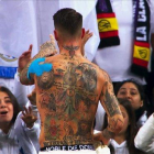 Sergio Ramos muestra sus tatuajes en el terreno de juego.-AMAZON PRIME VIDEO