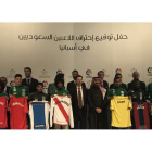 Presidentes de la Liga, jugadores y dirigentes saudíes, con carlos Suárez arriba a la izquierda y Nouh Al-Mousa abajo a la derecha.-LALIGA