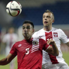 Chipolina, de Gibraltar, vestido de rojo, y el polaco Grosicki, en el partido jugado este domingo en Faro (Potugal).-Foto: AP / FRANCISCO SECO