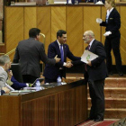 Juan Marín (Cs), Juan Manuel Moreno Bonilla ( PP) y Alejandro Hernández (Vox), en el Parlamento regional.-EL PERIÓDICO