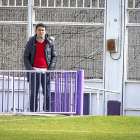 Braulio Vázquez observa el entrenamiento de ayer del Real Valladolid.-MIGUEL ÁNGEL SANTOS