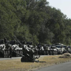 Tanques ucranianos aparcados a lo largo de la carretera, a la salida de Mariupol, el 27 de agosto de 2014.-