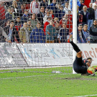 Casto se lanza a  la izquierda para detener el penalti lanzado por Mojica en el tiempo añadido, ayer en Almería.-Photo-deporte