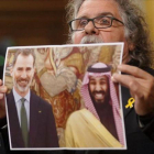 Sesion de Control al Gobierno en el Congreso de los Diputados, Joan Tarda, portavoz de ERC, muestra una foto del rey Felipe VI-JOSE LUIS ROCA