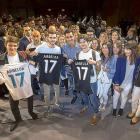 Álvaro Arbeloa posa junto a varios estudiantes de la UEMC al término de su charla.-EL MUNDO