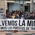 Varios mineros se concentran a las puertas del Hotel Conde Luna con motivo de la visita de la presidenta de la Comunidad de Madrid, Cristina Cifuentes, a León-ICAL