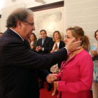 Juan Vicente Herrera abraza cariñosamente a Rosa Valdeón-ICAL