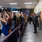 Cientos de jóvenes se hacen un selfi con Hillary Clinto, en un acto en Orlando.-TWITTER / BARBARA KINNEY